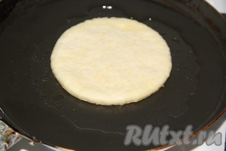 На сковороде разогреть растительное масло, выложить одну лепешку и обжарить с одной стороны на среднем огне до золотистой корочки.
