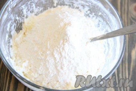 Всыпать ещё 1 стакан муки, хорошо вымесить тесто.
