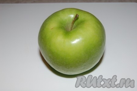 Теперь яблоко очистим от кожуры.