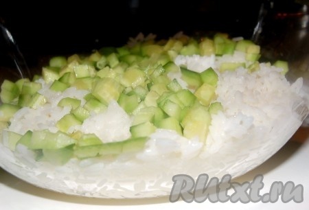 Добавим порезанный огурец к рису.