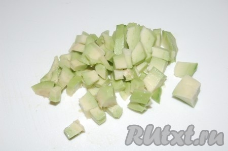 Авокадо очистим, вынем косточку, нарежем небольшими кубиками.