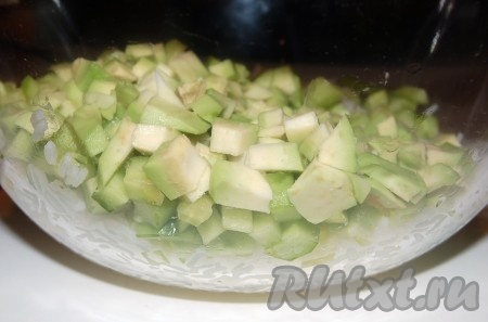 Добавим порезанное авокадо к рису и огурцу.