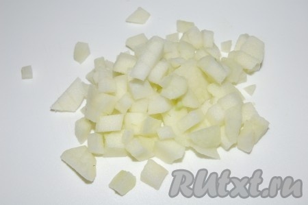 Очищенное яблоко нарежем небольшими кубиками.