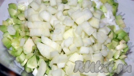 Добавим порезанное яблоко в блюдо с салатом.