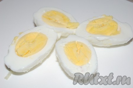 Отварим вкрутую яйца.