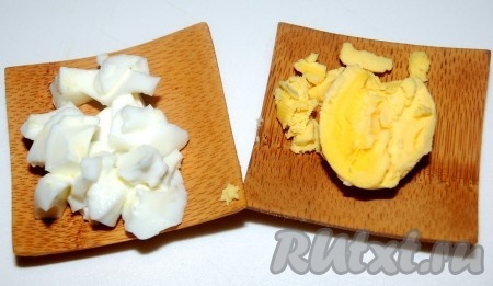 Отделим белок от желтка.