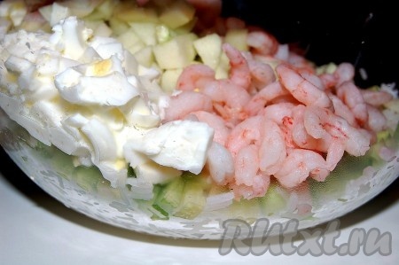 Креветки и нарезанные белки добавим в салат.