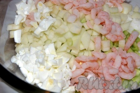 Креветки и нарезанные белки добавим в салат.