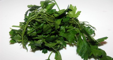 Нарежем зелень и добавим в салат.