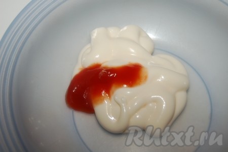 Для заправки салата с креветками и рисом смешаем майонез с небольшим количеством кетчупа.