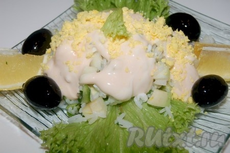 Салат с креветками и рисом