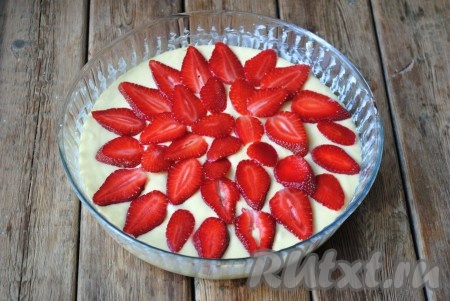 Клубнику хорошо вымыть, обсушить, нарезать пластинами и выложить поверх теста.

