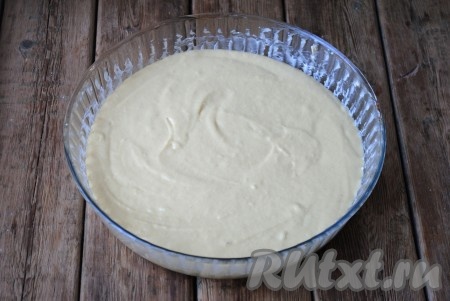 Форму для выпечки смазать сливочным маслом и вылить тесто, разровнять.
