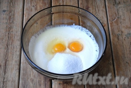 Затем в получившуюся массу вбить яйца и всыпать сахар.
