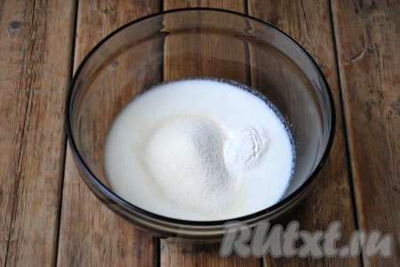 Кефир комнатной температуры налить в миску. Добавить манную крупу и разрыхлитель.
