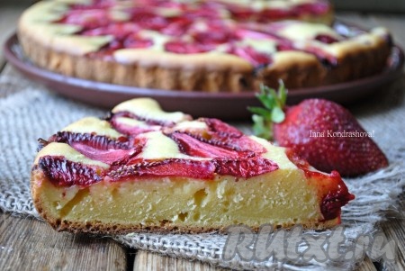 Перед подачей манник с клубникой нарежьте на порционные кусочки и не забудьте о чашечке ароматного чая.&nbsp;
