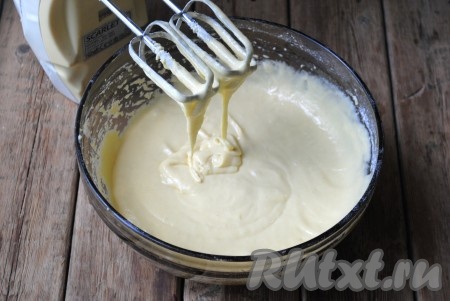 Готовое тесто будет напоминать густую сметану, оно будет "лениво" стекать с венчика (как на фото).
