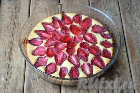 Выпекать манник с клубникой в разогретой до 180 градусов духовке около 50 минут. Готовый пирог зарумянится, а деревянная шпажка при проколе выпечки останется сухой. Точное время выпекания будет зависеть только от вашей духовки.
