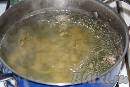 Переложить сердечки в кастрюлю и залить, примерно, 2,5 литрами холодной воды. Поставить на огонь и варить сердечки 30 минут с момента закипания на небольшом огне.
