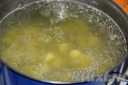 Когда сердечки проварятся 30 минут, выложить картофель в бульон и варить минут 10.
