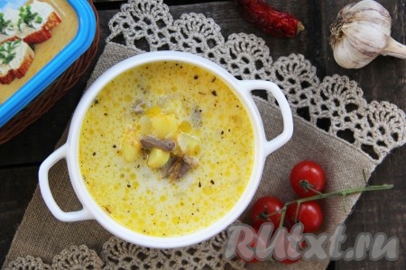 Вот такой насыщенный, аппетитный и невероятно вкусный сырный суп с куриными сердечками получился. Можно подать со свежей зеленью или сухариками.
