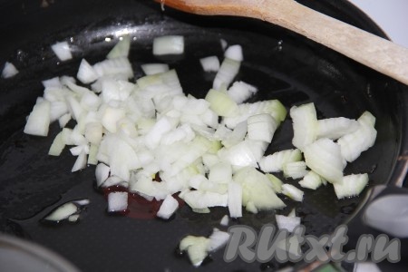 Лук очистить и обжарить на сковороде на растительном масле, помешивая, до золотистого цвета.
