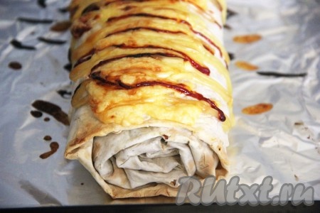 Запекать рулет из лаваша с мясом в разогретой духовке при температуре 180 градусов, примерно, 20 минут.
