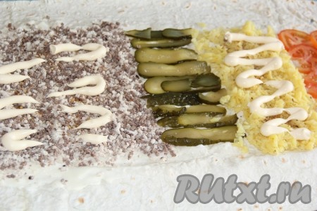 Огурчики нарезать тонкими пластинками и выложить рядом с фаршем. Вареный картофель натереть на крупной тёрке и выложить после огурцов. Помидоры вымыть, тонко нарезать, выложить после картофеля. Слой фарша и картофеля смазать майонезом в виде решётки.

