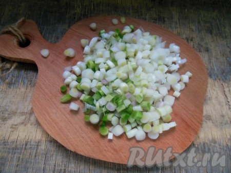 Белую и зеленую часть лука нужно нарезать по отдельности (замороженную белую часть лука удобно использовать, например, для обжаривания, а зеленую - добавлять в процессе приготовления различных блюд). Нарежьте белую часть лука шириной, примерно, 1 см, то есть нарежьте так, как вы нарезаете лук на окрошку или в салат.
