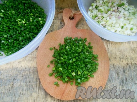 Отдельно нарежьте зеленые перья лука.
