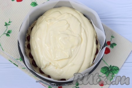 Далее вылить творожную начинку и разровнять. 