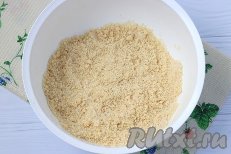 Перетереть массу руками до состояния крошки. Добавить в крошку 20 грамм сахара. Сладкоежкам можно добавить сахара в 2 раза больше, но начинка у пирога получается сладкая, поэтому не переборщите.

