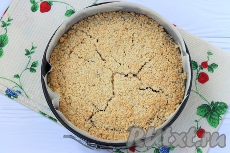 Разогреть духовку до 180 градусов и выпекать пирог около часа. Верх должен зарумяниться. Если сверху появились трещинки - это не страшно. После выпечки пирог должен полностью остыть в форме и только потом его нужно вытащить и переложить на тарелку.