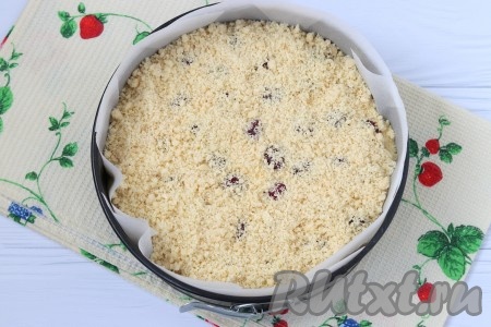 Если ягоды остались, то можно также разложить их поверх начинки. Затем насыпать вторую часть крошки и также разровнять.