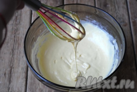 Тесто должно получиться однородным, без комочков, по консистенции, как сметана средней густоты (как на фото). Оставить тесто на 10-15 минут "отдохнуть".&nbsp;
