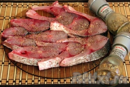 Лучше всего использовать охлаждённую свежую рыбу, но можно запечь и размороженную рыбку. Рыбу очистить от чешуи и внутренностей, отрезать плавники и голову, затем нарезать на кусочки толщиной, примерно, 1,5 см. Кусочки рыбки посолить, посыпать специями, перемешать, втирая специи в рыбу, оставить промариноваться минут на 10.
