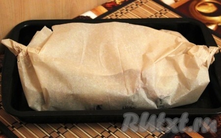 Завернуть рыбу в пергамент, как бы "конфеткой". Удобно, когда бумага рулоном, а у меня просто 2 листа внахлёст.
