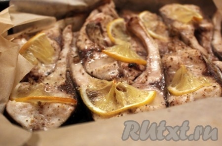 Поместить рыбу, завёрнутую в пергамент, в разогретую духовку и запекать, примерно, 30 минут при температуре 200 градусов.
