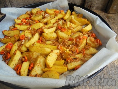 Запекайте при температуре 170-180 градусов 40-50 минут. В процессе приготовления перемешивать не нужно, овощи отлично пропекаются. Готовность проверьте деревянной шпажкой (ножом или вилкой) - шпажка должна легко входить в готовую картошку.