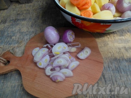 Репчатый лук нарежьте полукольцами.
