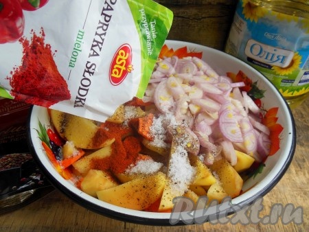 В глубокой миске смешайте картофель, морковь и лук, добавьте соль, смесь молотых перцев и паприку по вкусу, а также растительное масло.
