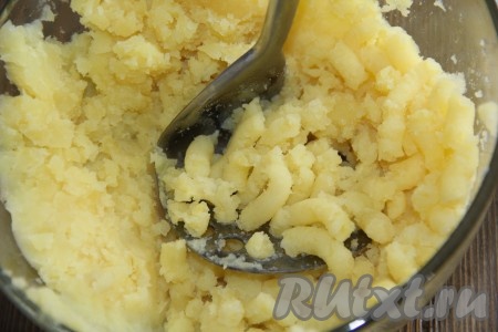 Когда картошка сварится, слить воду. Растолочь картофель толкушкой.
