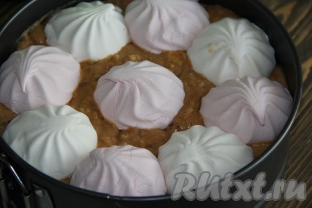 Затем выложить вторую часть зефира.
