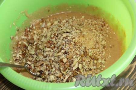 Затем добавить измельченные орехи и ещё раз перемешать получившийся крем.
