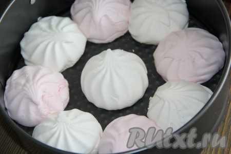 Зефиринки разделить на половинки. На дно разъёмной формы выложить половину зефира, разделенного на половинки. Я использовала форму диаметром 20 см.
