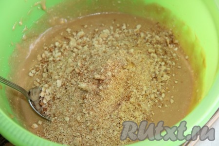 В смесь сгущенки и масла всыпать крошку печенья и хорошо перемешать.
