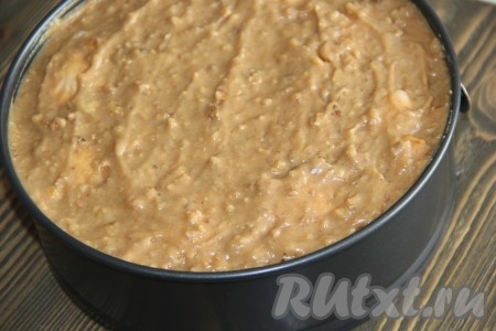 Далее выложить оставшийся крем и хорошо разровнять поверхность.
