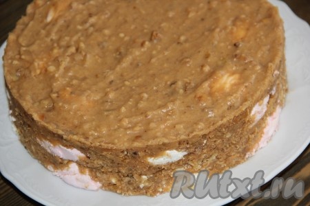 Поставить форму с тортом из зефира со сгущенкой в холодильник на ночь. Утром снять бортики формы и переложить тортик на тарелку.
