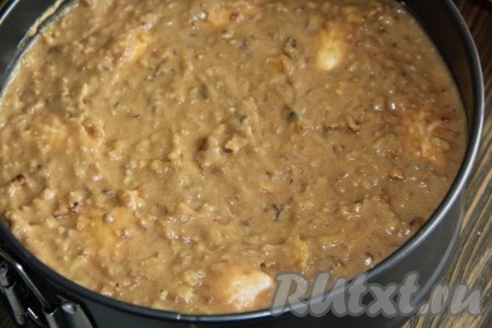 Поверх зефира выложить половину крема. Хорошо распределить массу по форме и заполнить все пустоты между зефиром.
