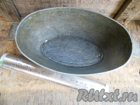 Смажьте форму сливочным маслом. Для выпечки "Бабки Нягрэ" отлично подойдет чугунок или утятница.